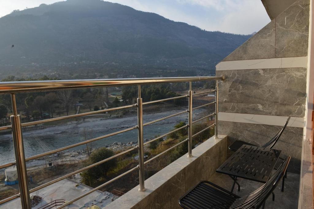 Tulip Flowing River View Hotel. Shamshi Exteriör bild